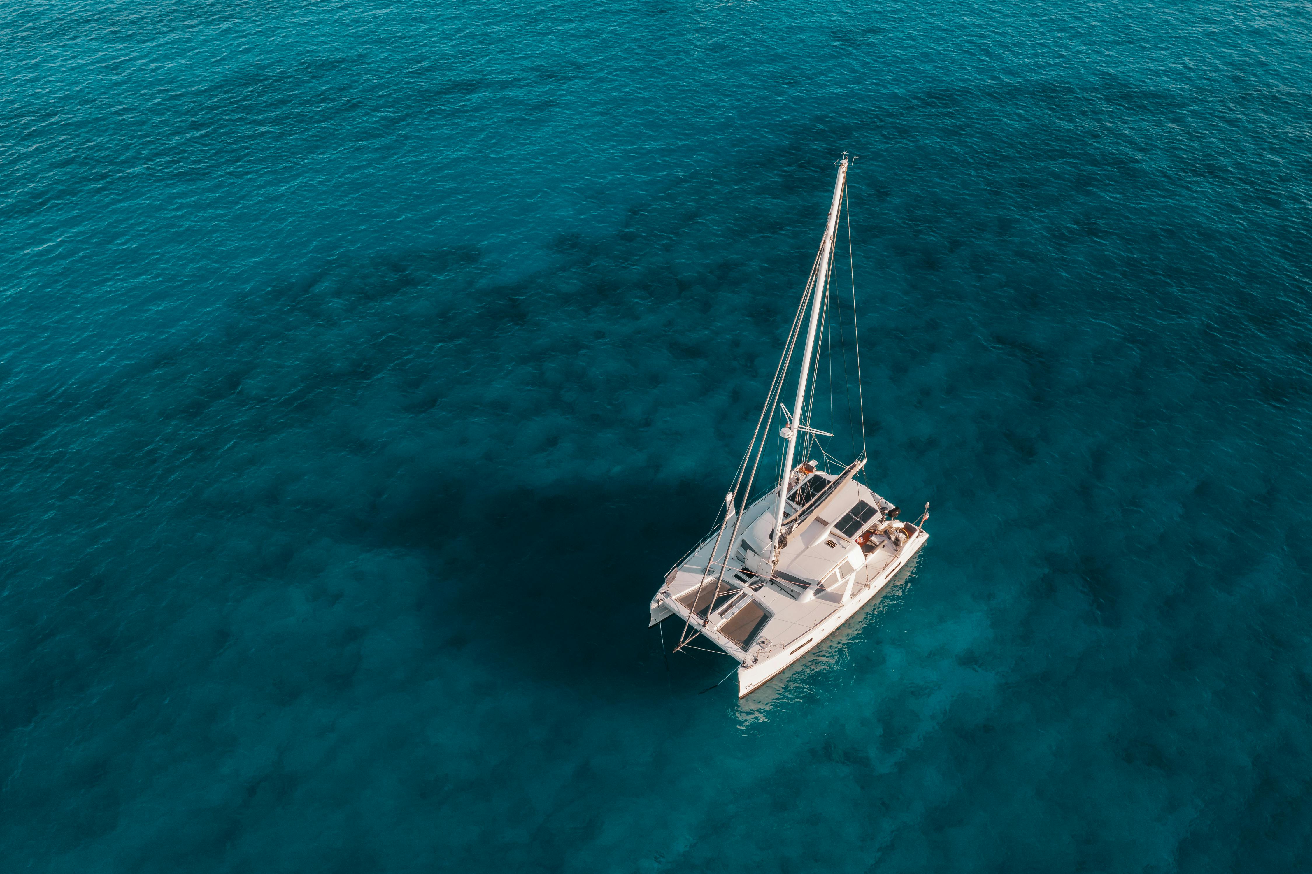 Découvrez la Guadeloupe en bateau avec Alloboat. Location de bateaux et catamarans avec ou sans skipper au départ de plusieurs marinas. Journée en mer, îlets, snorkeling, Grand Cul-de-Sac Marin, Petite-Terre, Marie-Galante, Les Saintes et excursions privées.